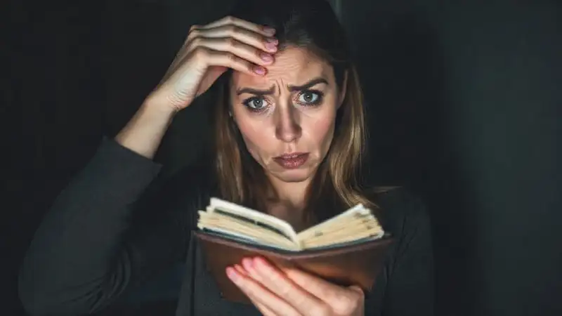 La mujer busca soluciones a sus problemas