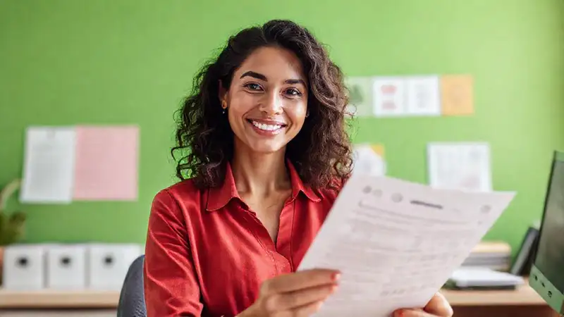 Una asesora confiable ofrece tranquilidad con documentos