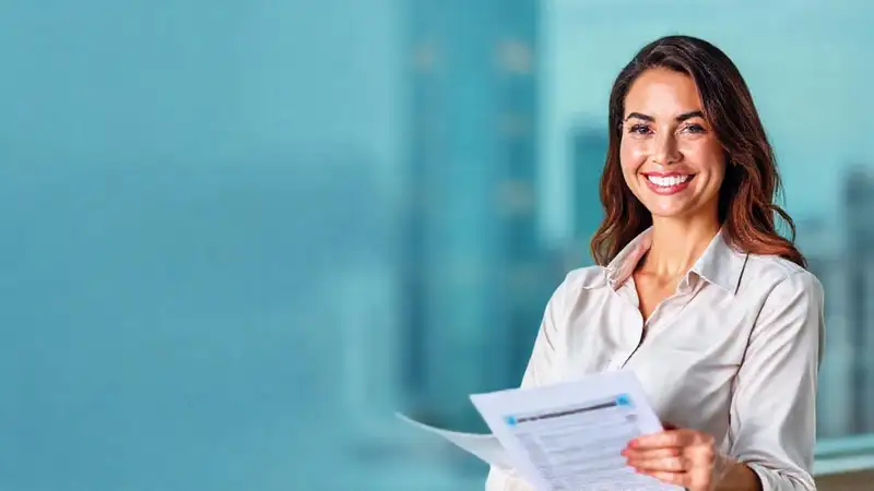 Mujer segura presenta documentos de seguros