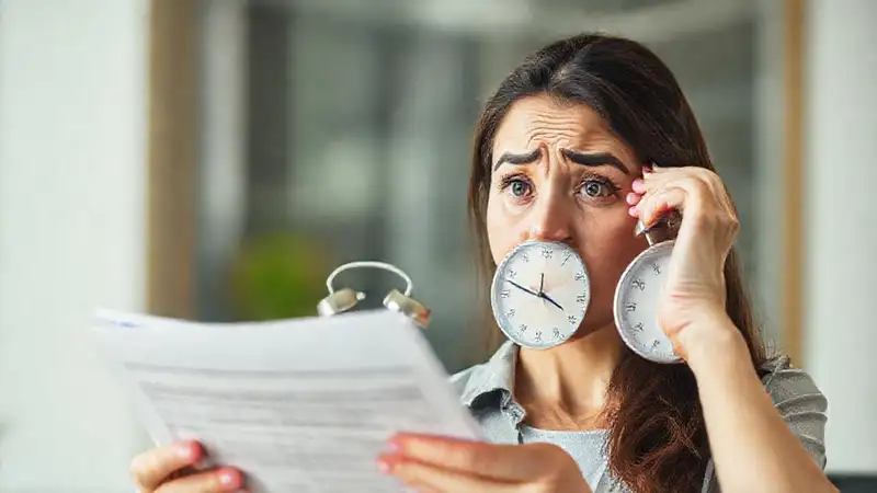 Una mujer afligida enfrenta gastos crecientes
