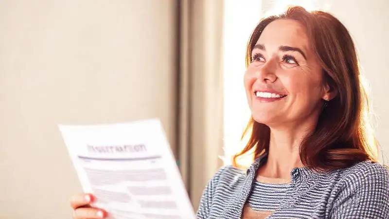 Mujer espera un seguro con calma