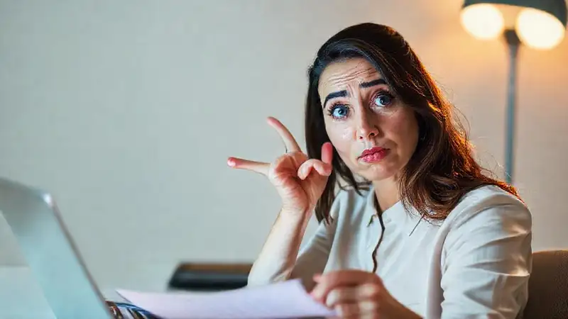 Mujer confusa estudia documentos de seguro