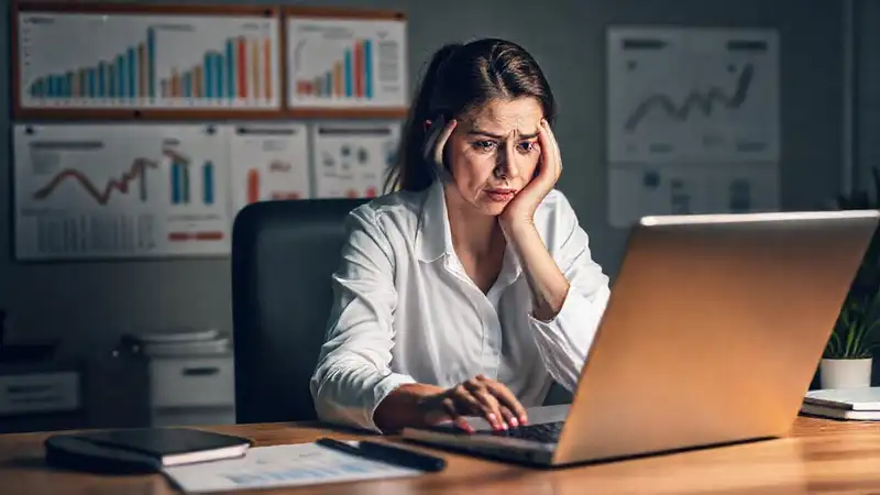 La mujer se enfrenta a facturas médicas digitales