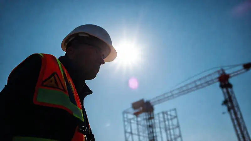 Trabajador en obra con precaución