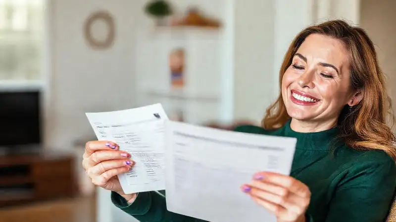 Mujer sorriente ofrece estabilidad financiera segura