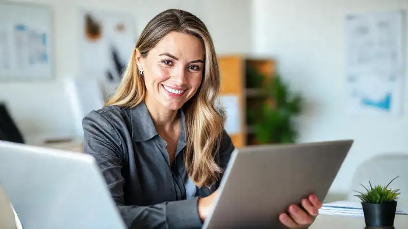 Agente de seguros ofrece asesoramiento tranquilo