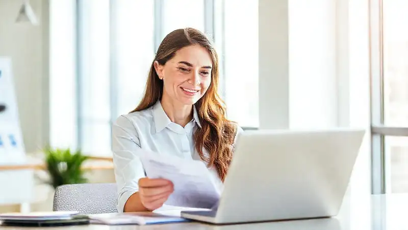 Una mujer tranquila gestiona finanzas profesionalmente