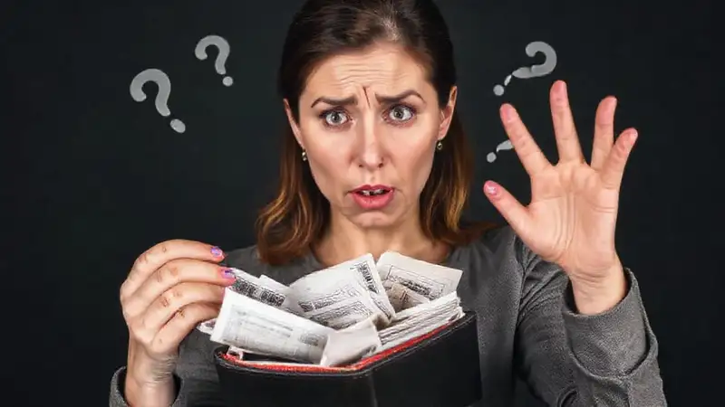 Una mujer angustiada enfrenta problemas legales