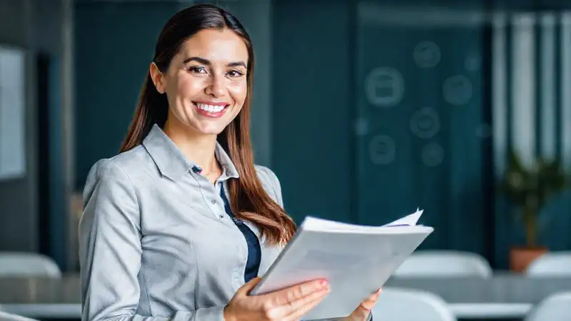 Profesional sonríe, comunica seguros digitalmente