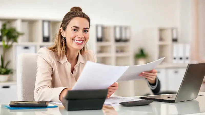 La empresaria trabaja con eficiencia profesional